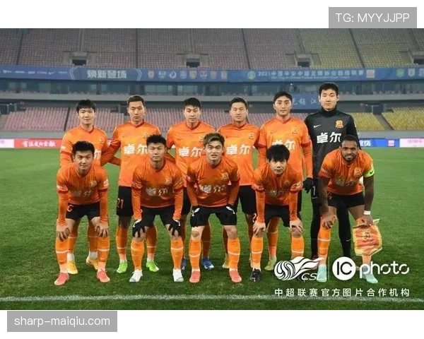 广州足球俱乐部近期防守端表现稳健，中后场协作成为比赛稳定因素
